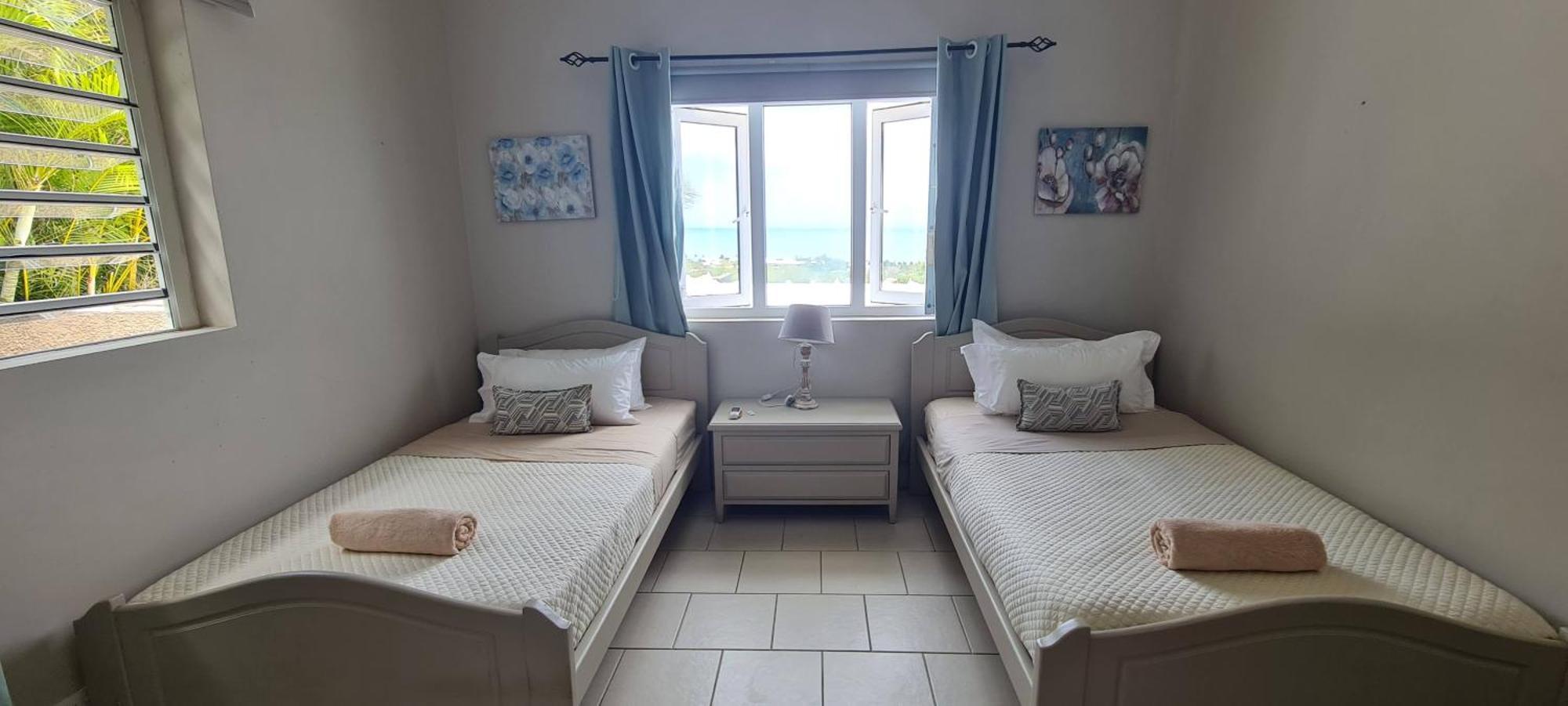 Flamboyant Ocean View - Ex Hillside Haven Apartman Tamarin Kültér fotó