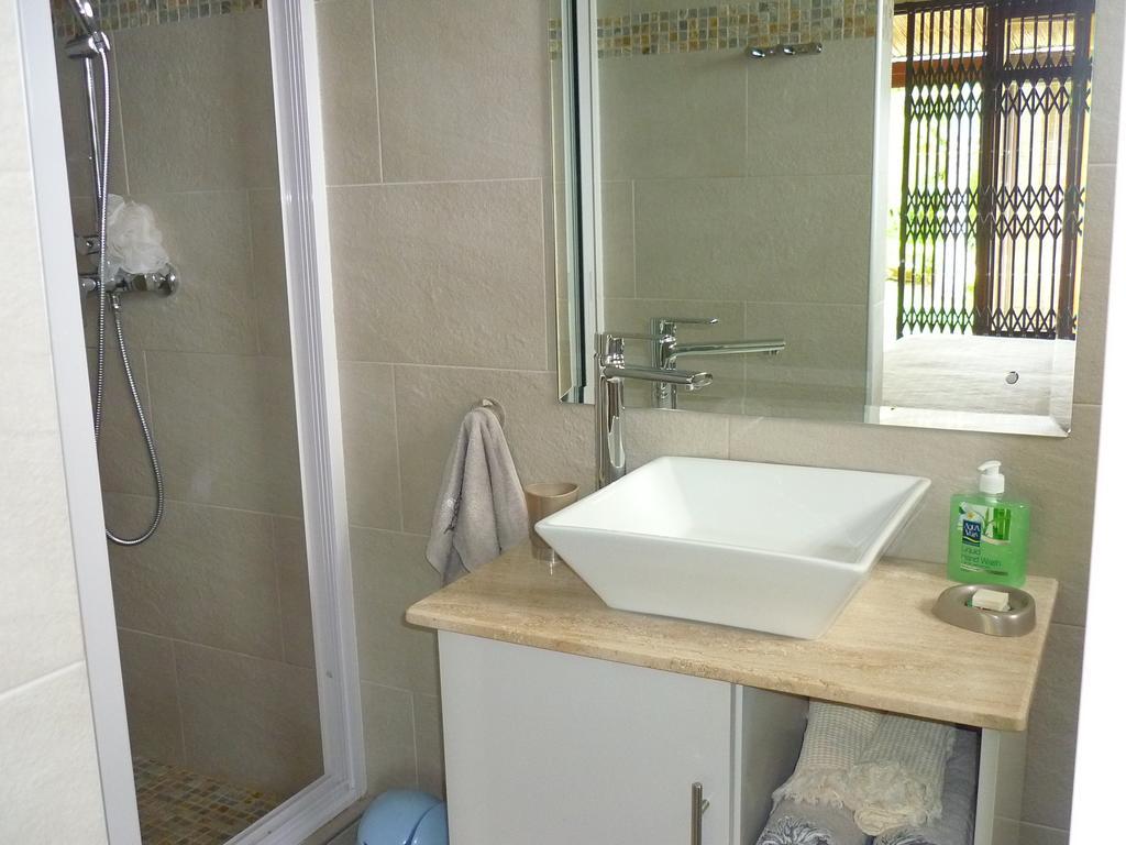 Flamboyant Ocean View - Ex Hillside Haven Apartman Tamarin Kültér fotó